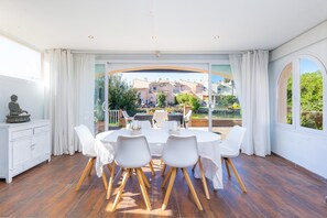 Dining - Apartment 'Alcudia House' close to the Beach with Mountain and lake views & Wi-Fi (Port D'Alcudia)