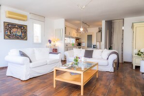 TV, fireplace - Apartment 'Alcudia House' close to the Beach with Mountain and lake views & Wi-Fi (Port D'Alcudia)