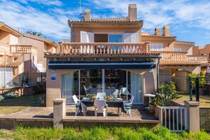 Outdoor dining - Apartment 'Alcudia House' close to the Beach with Mountain and lake views & Wi-Fi (Port D'Alcudia)