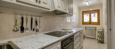 Frigorífico, microondas, horno y placa de cocina