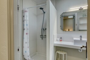 Douche, séchoir à cheveux, serviettes fournies