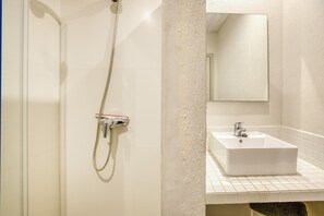 Douche, sèche-cheveux, serviettes fournies