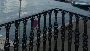 Une vue sur le front de mer, avec des bateaux amarrés, une jetée et une vue sur la ville en arrière-plan.