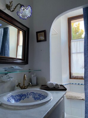 Bathtub, free toiletries, hair dryer, towels - Holiday Home Es Port with Sea Views, Balcony, Terrace, and Wi-Fi (Felanitx)