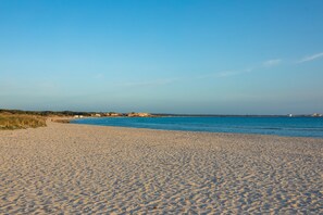 Beach nearby - Holiday Home 'Cas Vell Marí' with Sea View, Barbecue, Terrace & Wi-Fi (Sa Rapita)