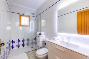 Shower, hair dryer, towels - Holiday Home 'Cas Vell Marí' with Sea View, Barbecue, Terrace & Wi-Fi (Sa Rapita)