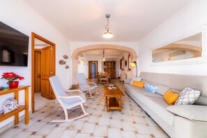 TV, fireplace - Holiday Home 'Cas Vell Marí' with Sea View, Barbecue, Terrace & Wi-Fi (Sa Rapita)
