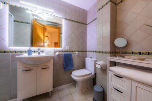 Regadera, secadora de cabello, toallas 