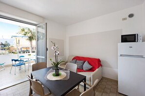 Una televisión, una mesa de tenis de mesa