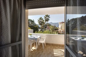 Outdoor dining - Apartment 'Villa Paola Bilo 4 Bis' near the sea with shared pool and Wi-Fi - pets allowed (Loano)