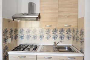 Fridge, microwave, stovetop, coffee/tea maker - Apartment 'Villa Paola Bilo 4 Bis' near the sea with shared pool and Wi-Fi - pets allowed (Loano)
