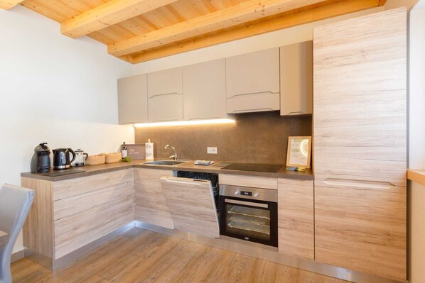 Réfrigérateur, four, plaque de cuisson, lave-vaisselle