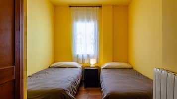 2 bedrooms, iron/ironing board, free WiFi, bed sheets