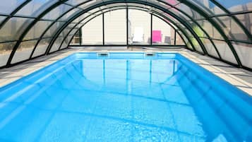 Een buitenzwembad en een verwarmd zwembad