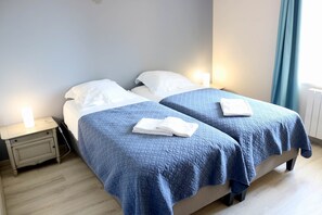 5 habitaciones, tabla de planchar con plancha y cuna de viaje 