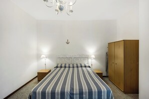 1 slaapkamer, een strijkplank/strijkijzer, gratis wifi, beddengoed