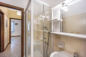 Douche, sèche-cheveux, serviettes fournies