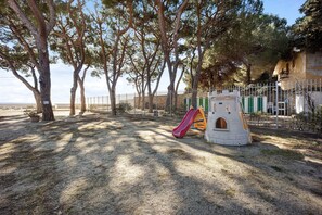 Children’s area - Apartment Orizzonte 9 A with Shared Garden & Wi-Fi (Diano Marina)