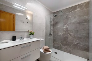 Dusche, Haartrockner, HandtĂŒcher