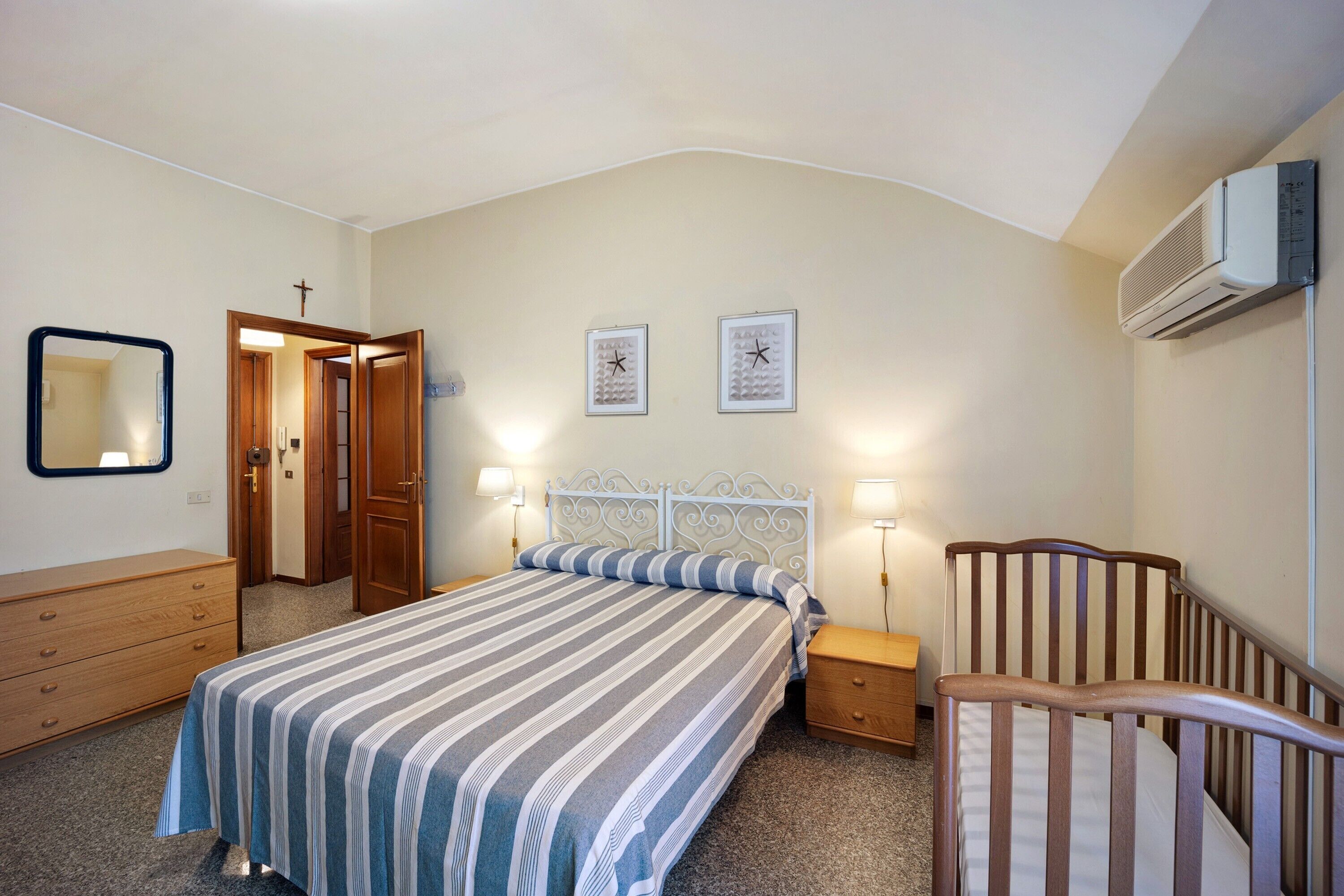 1 bedroom, iron/ironing board, free WiFi