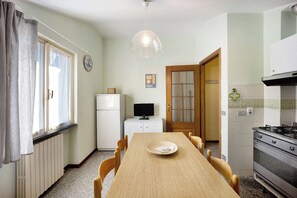 Kylskåp, ugn, spishäll och vattenkokare