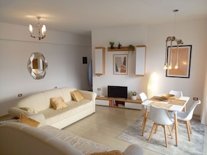 Smart TV, books - Beautiful beachfront apartment on the beach with sea views and 2 balconies (Saranda)