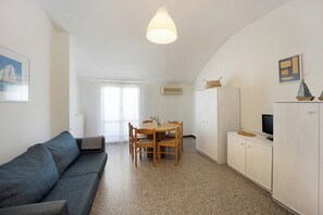 TV - Apartment Orizzonte 8 B with Shared Garten & Wi-Fi (Diano Marina)