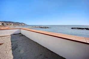 On the beach - Apartment Orizzonte 3 A with Shared Garden & Wi-Fi (Diano Marina)