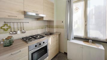 KĂŒhlschrank, Ofen, Herdplatte, Wasserkocher