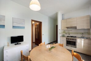 Fridge, oven, stovetop, electric kettle - Apartment Orizzonte 3 A with Shared Garden & Wi-Fi (Diano Marina)