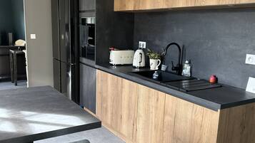 Réfrigérateur, micro-ondes, four, lave-vaisselle