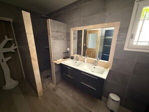Shower, towels