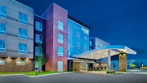 A multi-story hotel with a modern design, featuring a prominent entrance with a covered walkway and a sign that reads "Fairfield." - Fairfield by Marriott Inn & Suites Rochester Hills (Rochester)