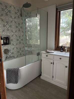 Douche, sèche-cheveux, serviettes fournies, savon