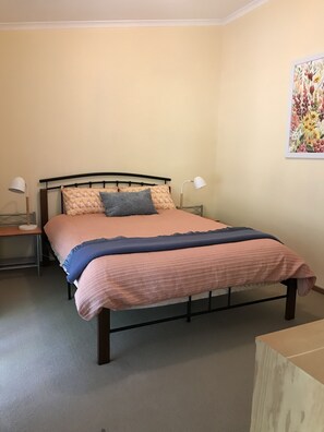 3 bedrooms, desk, iron/ironing board, free WiFi