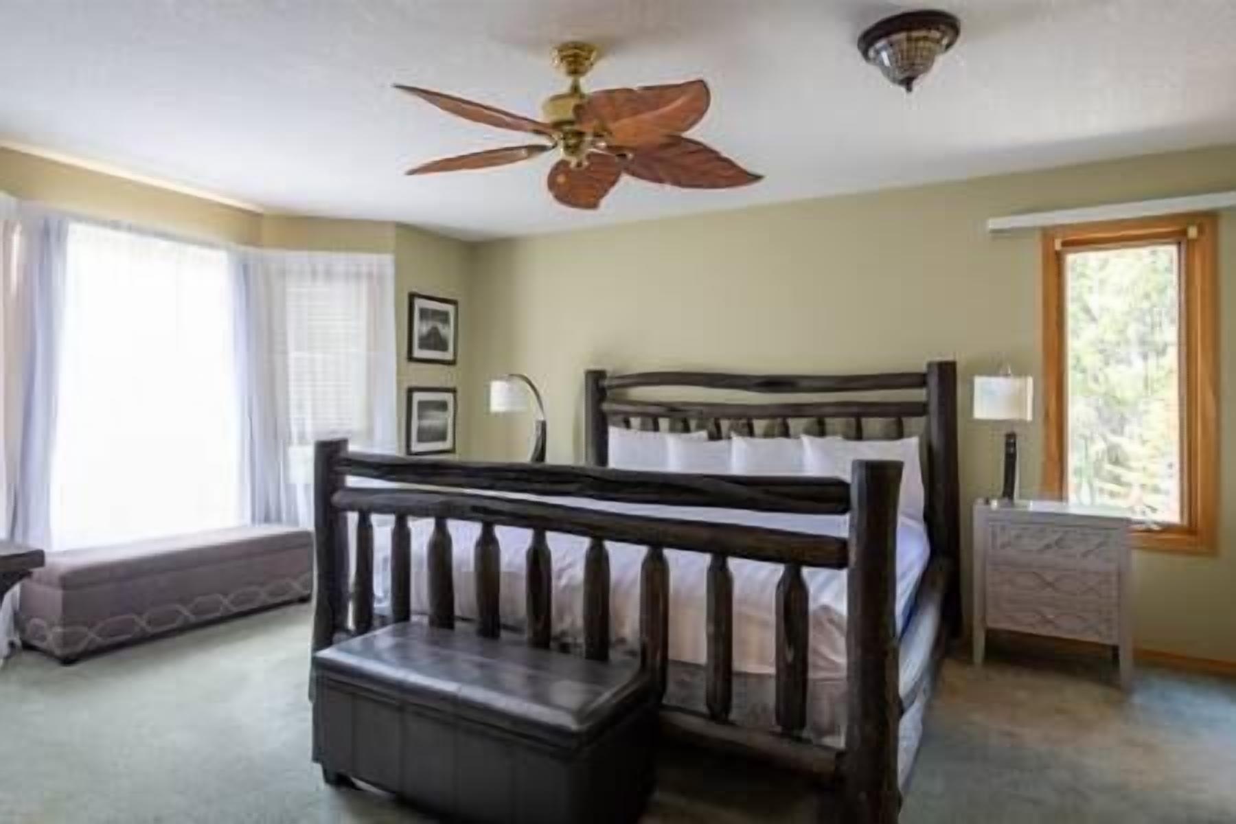 Cheerful 4 bedroom house with 2 living rooms