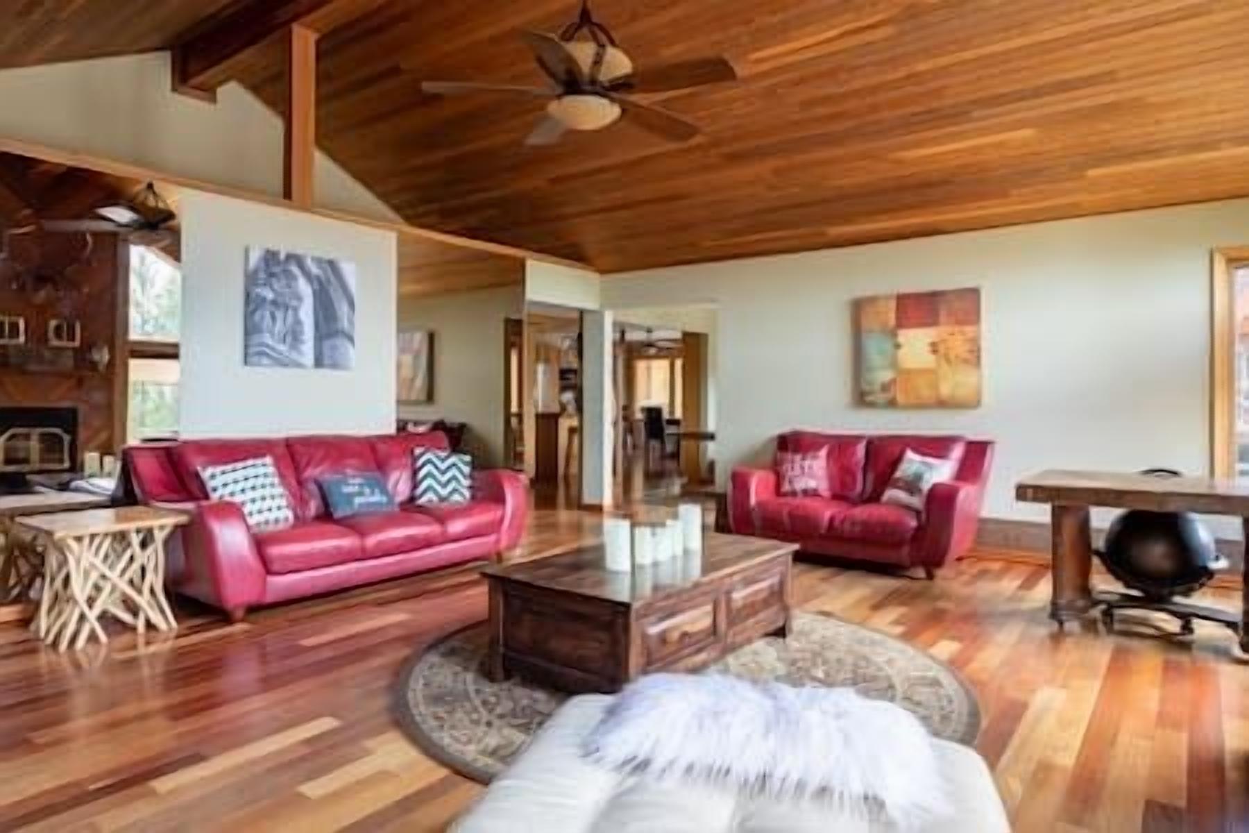 Cheerful 4 bedroom house with 2 living rooms