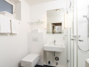 Regadera, secadora de cabello, toallas 