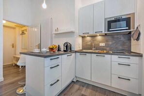 Kühlschrank, Geschirrspüler, Wasserkocher mit Kaffee-/Teezubehör