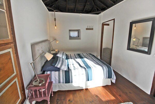 3 bedrooms, travel crib, WiFi, bed sheets