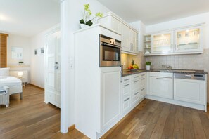 Fridge, microwave, oven, dishwasher - Beach villa Helene with sea view in top location - WE 6 (Seagull) (Binz)