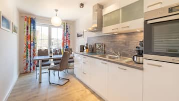 Ofen, Geschirrspüler, Wasserkocher, Toaster