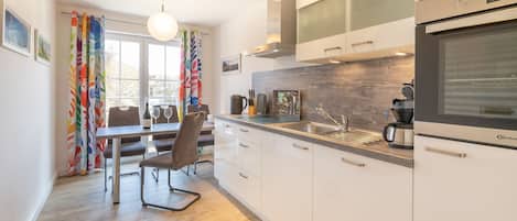 Ofen, GeschirrspĂŒler, Wasserkocher, Toaster