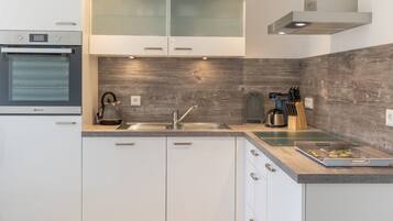 Ofen, Geschirrspüler, Wasserkocher, Toaster