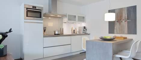 Kühlschrank, Mikrowelle, Ofen, Geschirrspüler
