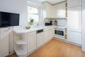 ثلاجة، فرن، غسالة أطباق، ماكينة لصنع القهوة/الشاي