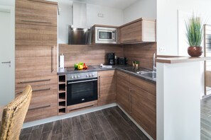 Kühlschrank, Mikrowelle, Ofen, Geschirrspüler