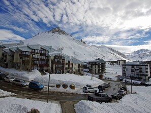 A snow-covered mountain with a ski resort building complex in the foreground. - 2-bedroom apartment with balcony in Tignes (Tignes-Le Lavachet)