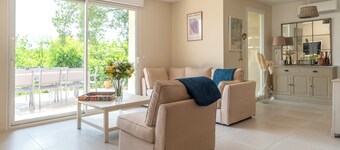 Country house*** with swimming pool, 2 minutes from shops.