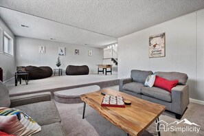 Smart TV - Relaxing Family Retreat • Backyard • Fast Wifi (Arvada)